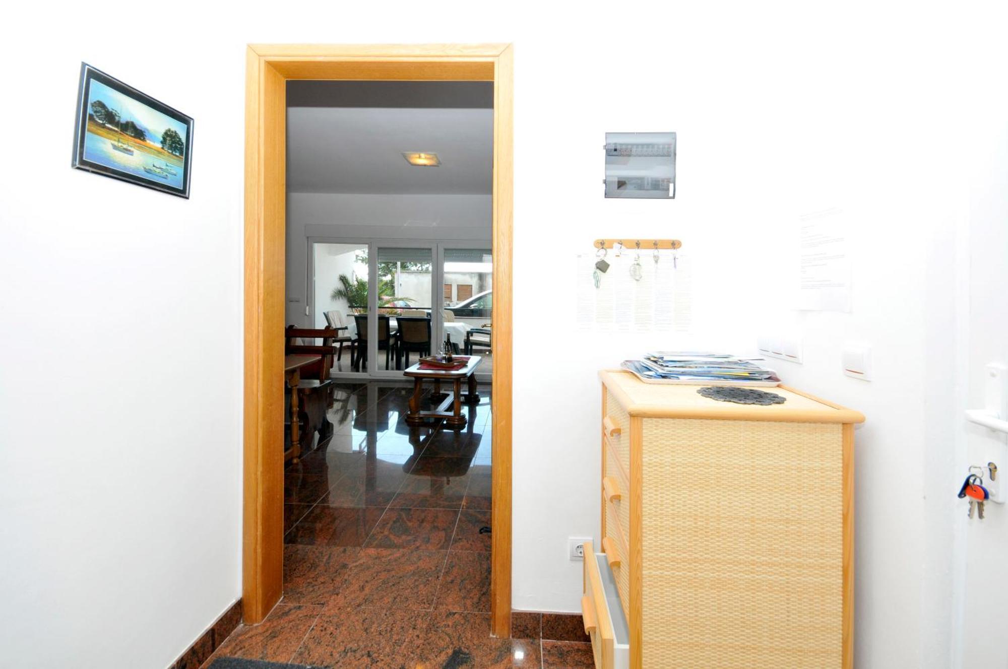 טרוגיר Apartmani Svalina - Seaview And 130M From Beach מראה חיצוני תמונה